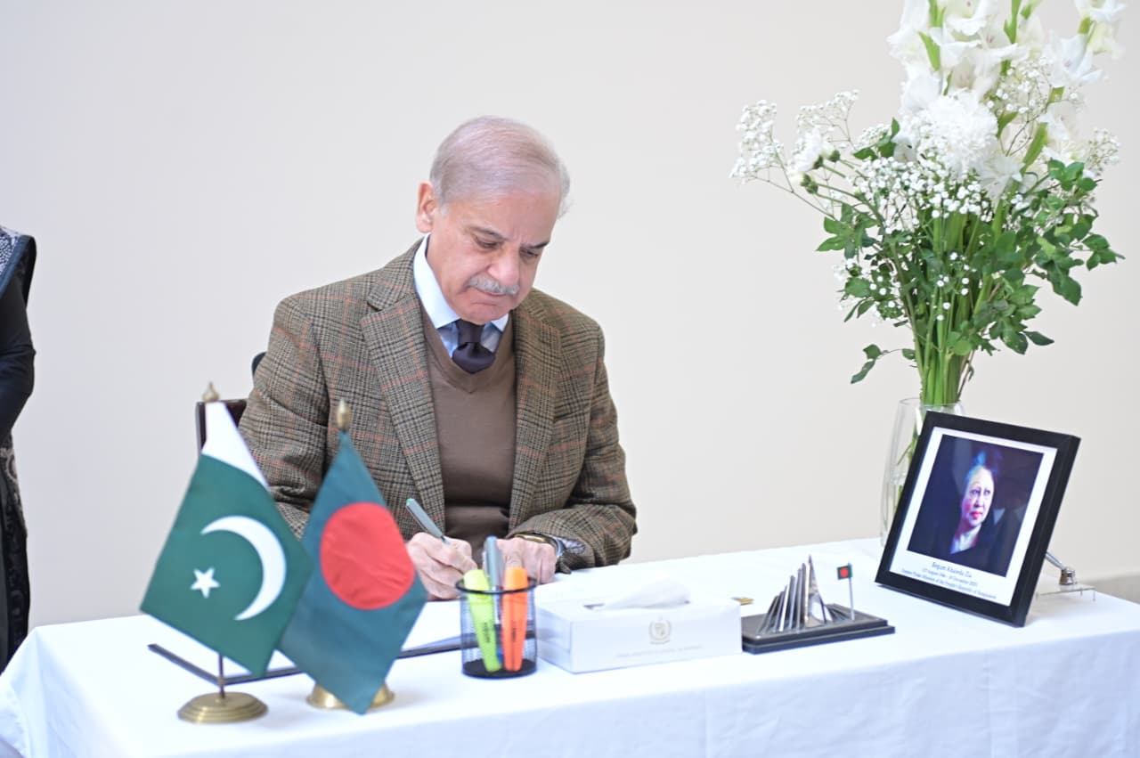 Pakistan PM signs Khaleda’s condolence book in Islamabad