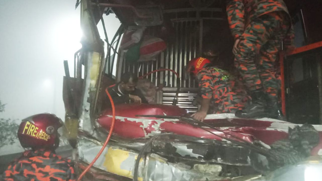 Dense fog triggers 10-vehicle crash in Munshiganj, 34 injured