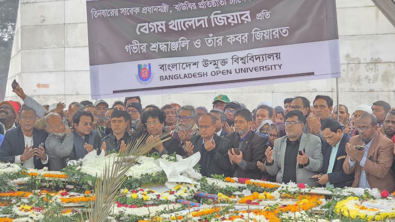 BOU VC pays tribute to Khaleda Zia, offers prayers at grave