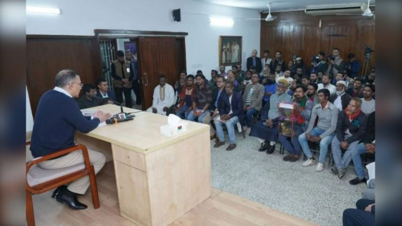 Tarique Rahman holds discussion with van, rickshaw pullers