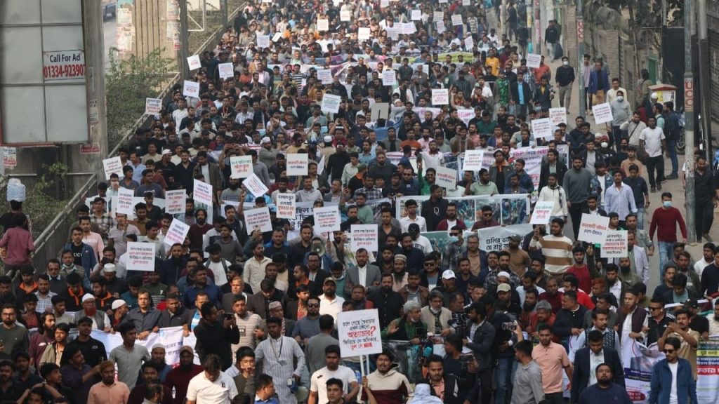A city punished for every protest Mobile traders block Karwan Bazar