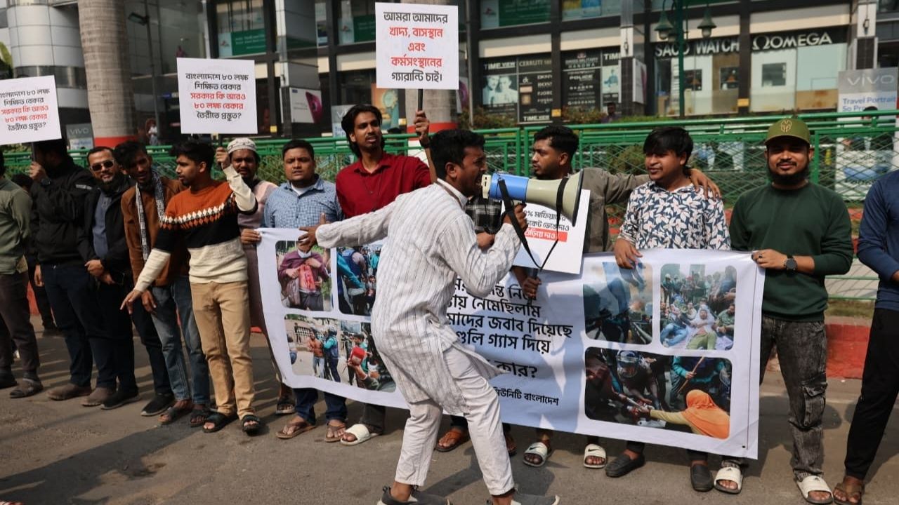Mobile traders block Karwan Bazar