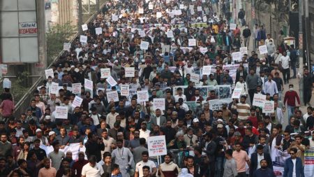Mobile traders block Karwan Bazar