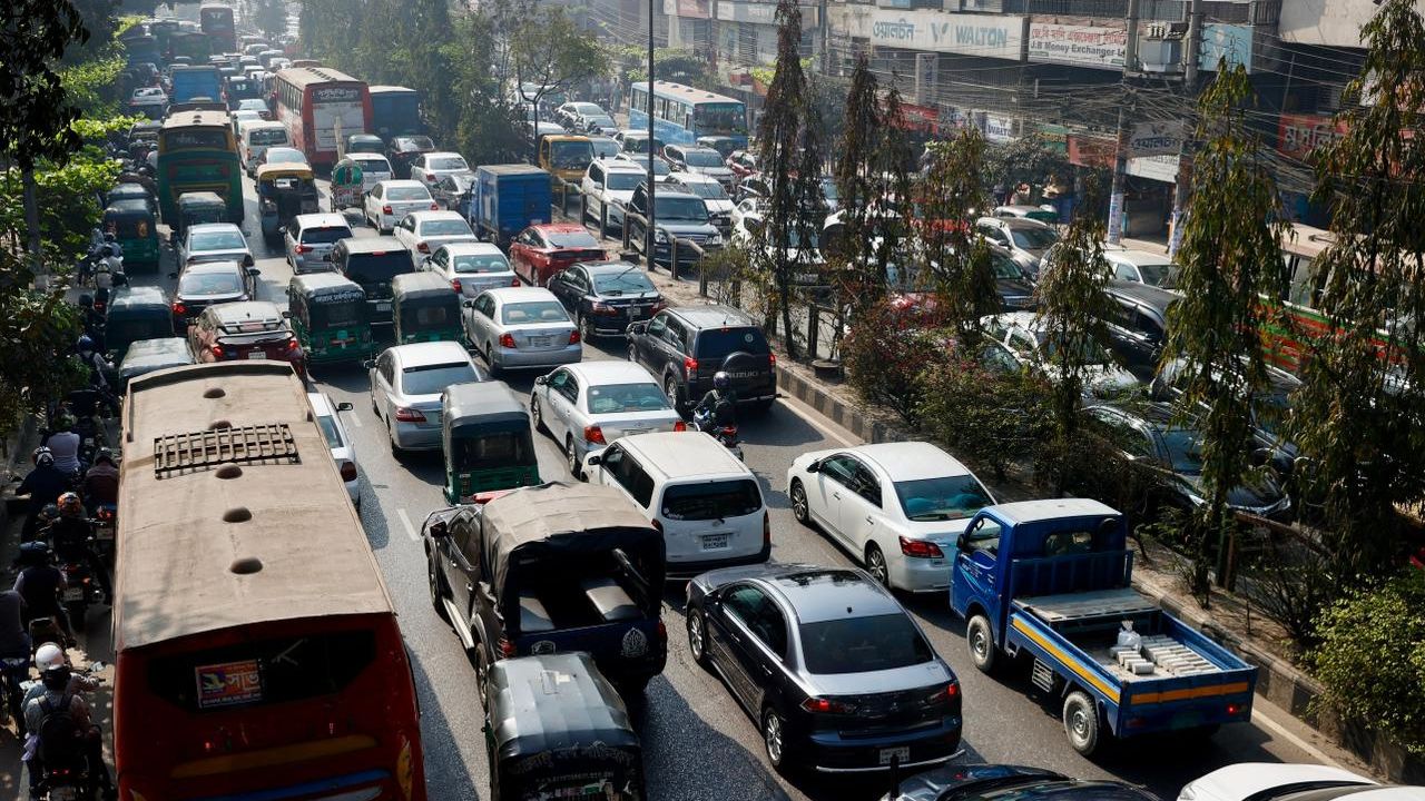 Severe traffic jam in Dhaka, commuters suffer