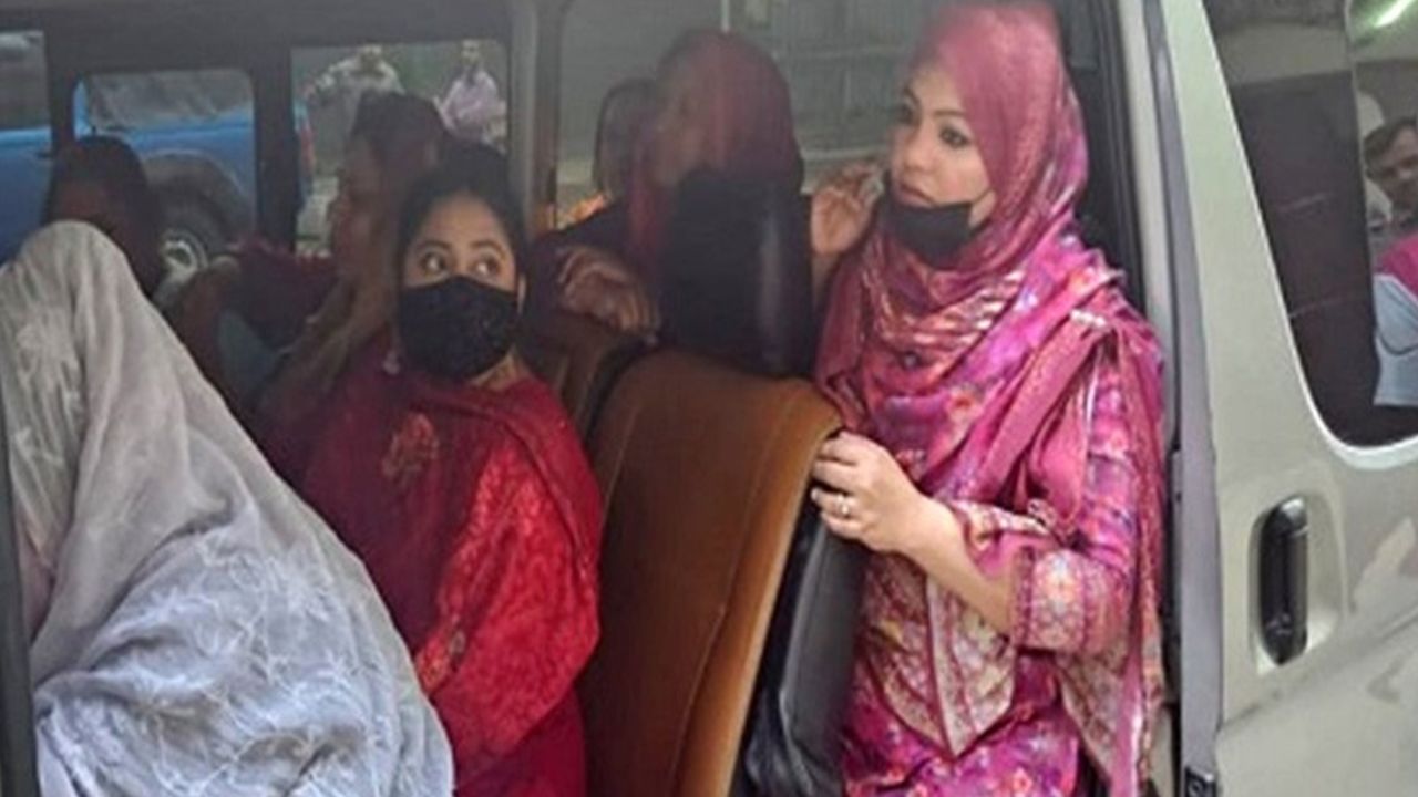 8 AL activists held during flash procession in Dhanmondi