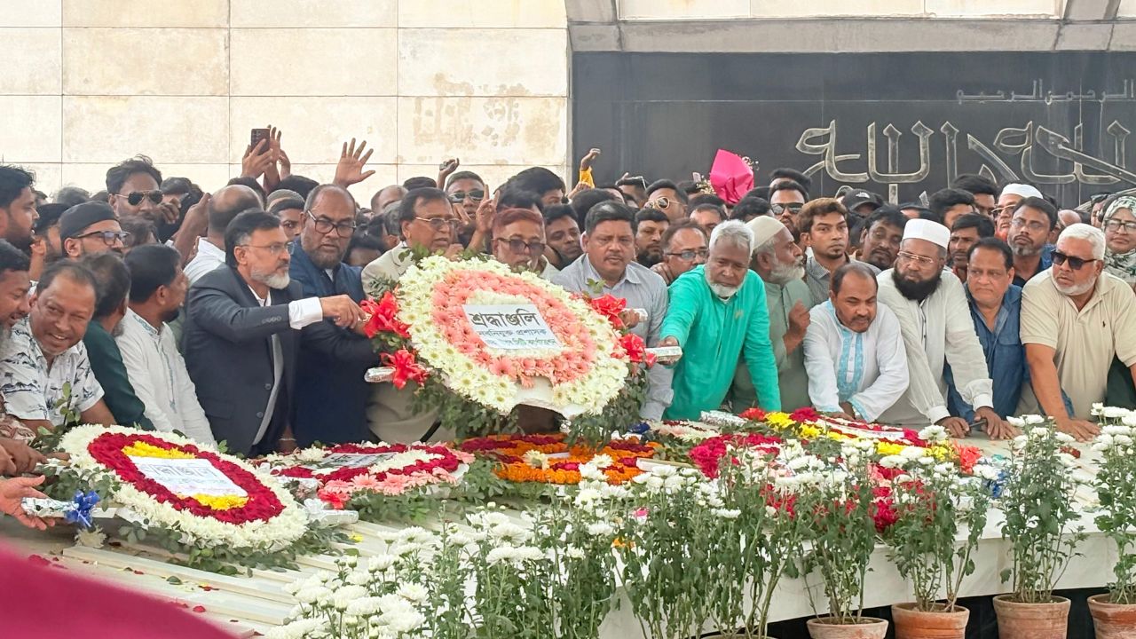 DNCC administrator pays homage at graves of Ziaur Rahman, Khaleda Zia