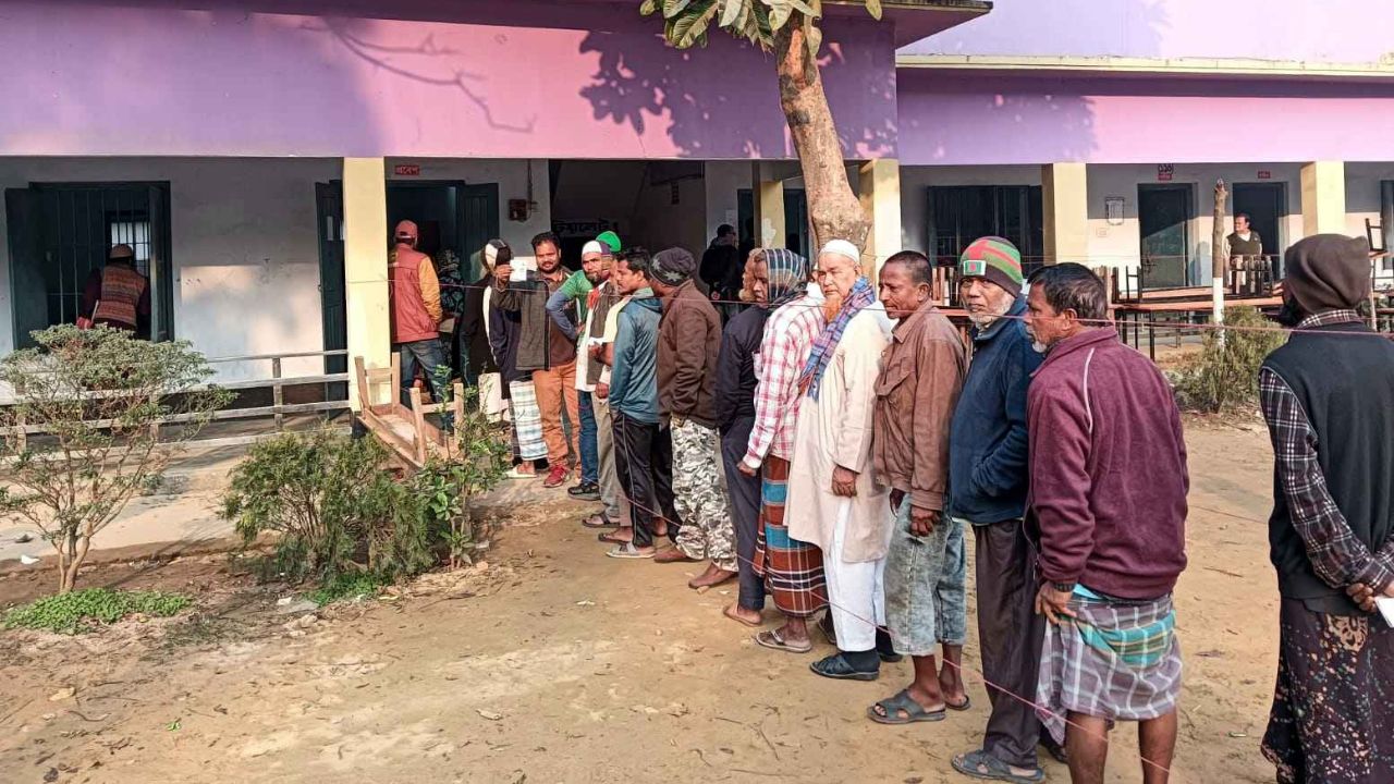 Long queues, peaceful voting in Dinajpur