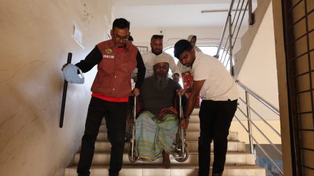 Determined to vote/Elderly, disabled climb obstacles to cast ballots Elderly