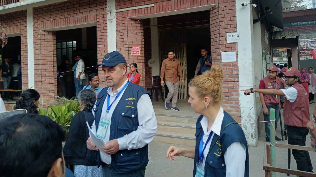 Foreign observers note peaceful start to polling day