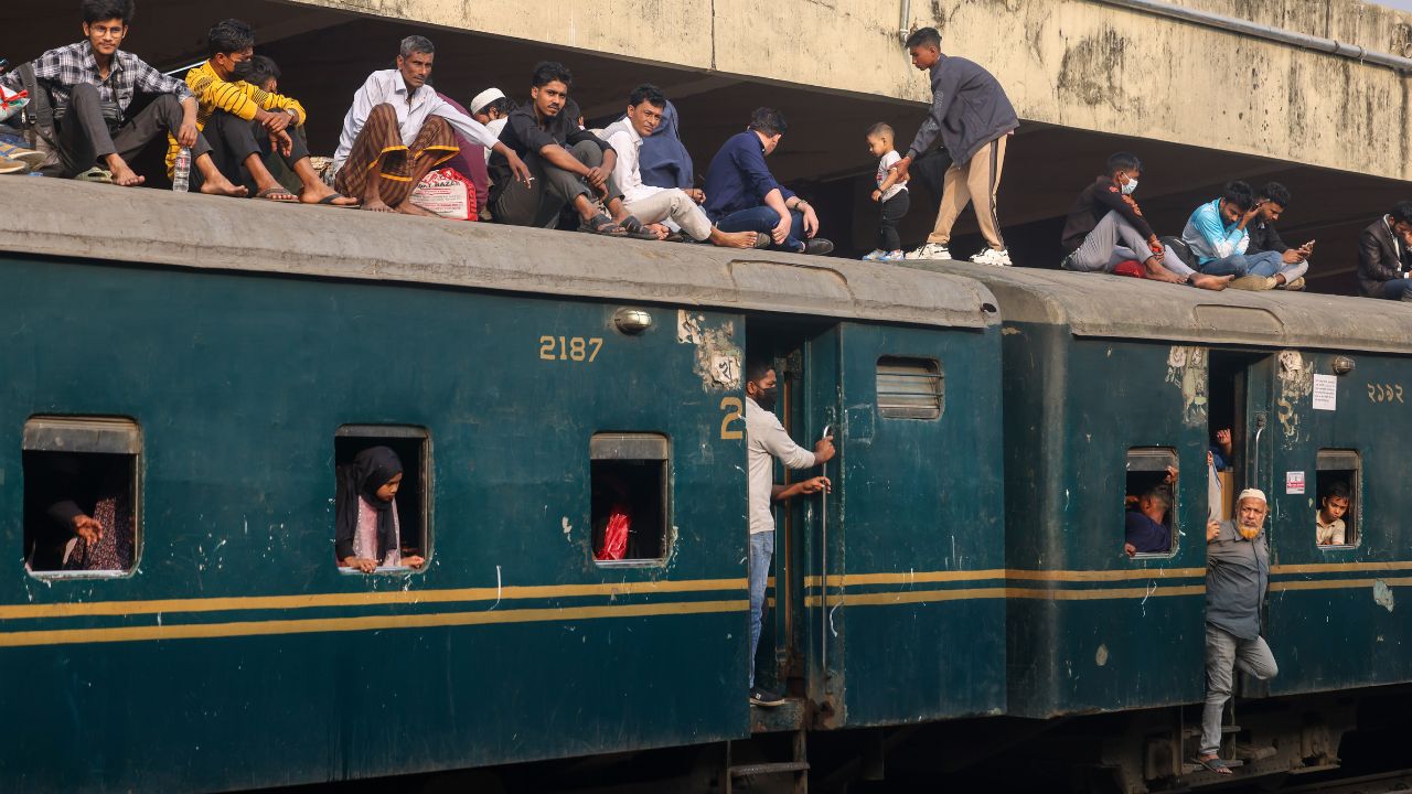 Eid-like rush deserting Dhaka