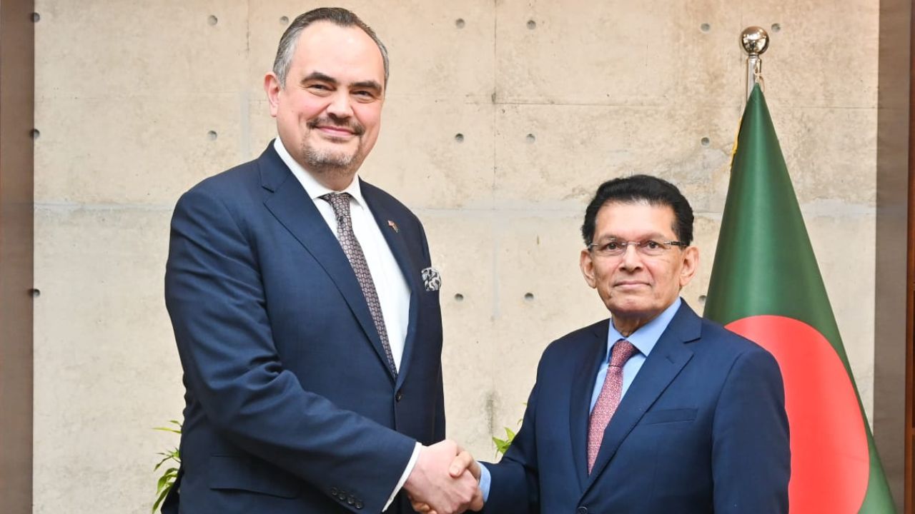 US ambassador meets FM