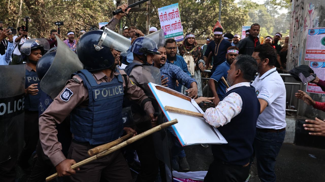 Police, govt staff clash in front of Jamuna