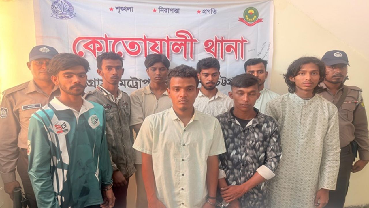 8 Jubo League men held during flash procession in Ctg