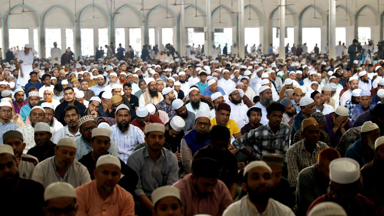 Devotees flock to Baitul Mukarram for first Ramadan Jummah