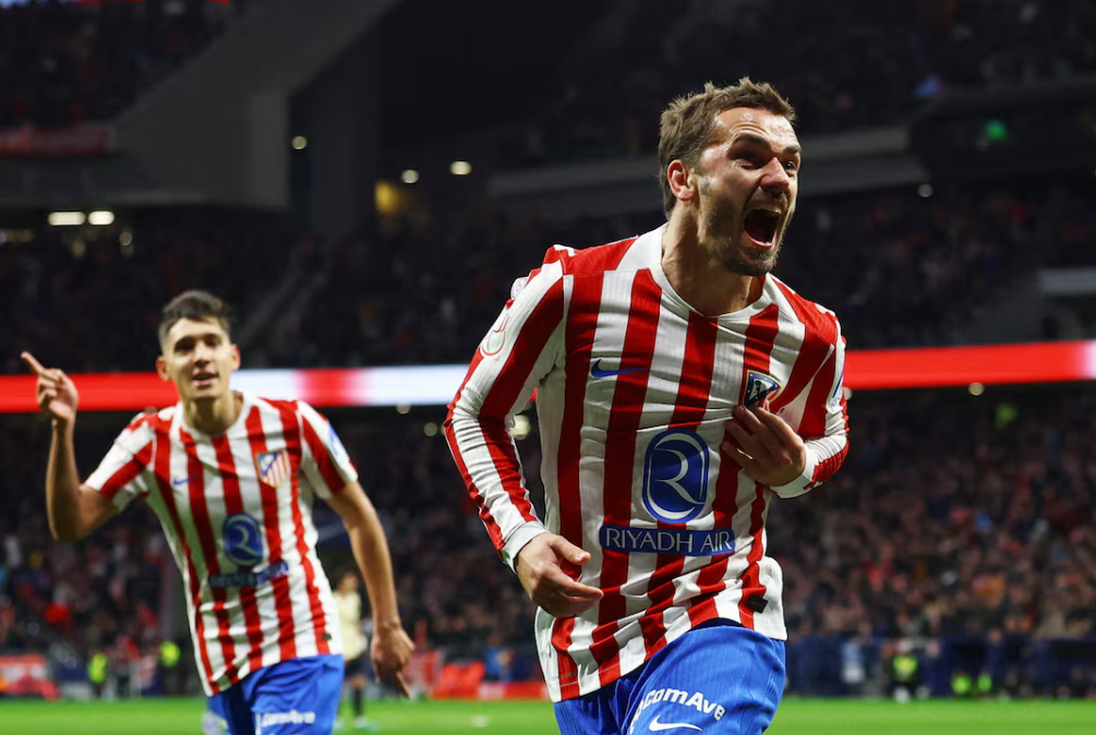 Atletico hit Barcelona for four to close in on Copa del Rey final