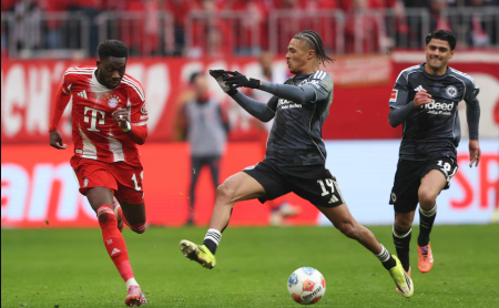 Bayern confirm Davies suffered muscle injury against Frankfurt Davies injury
