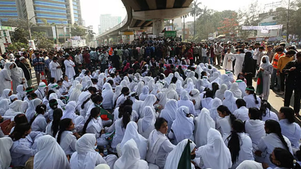 Polytechnic students end blockade, issue 24hrs ultimatum