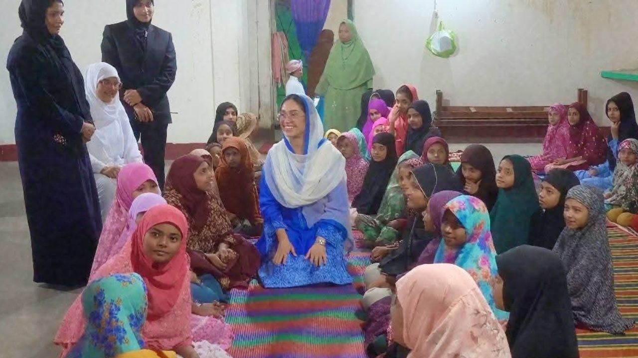 Zubaida, Zaima join orphans for Iftar