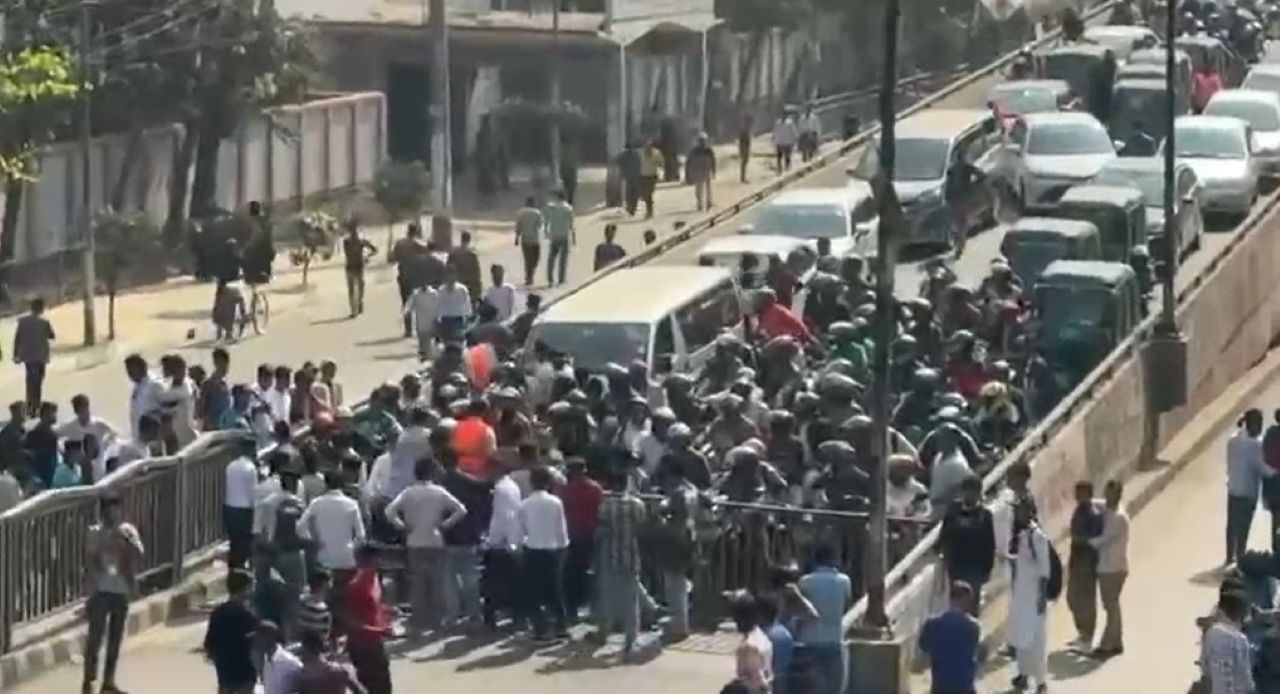 Students block Tejgaon Satrasta, trigger severe traffic jam