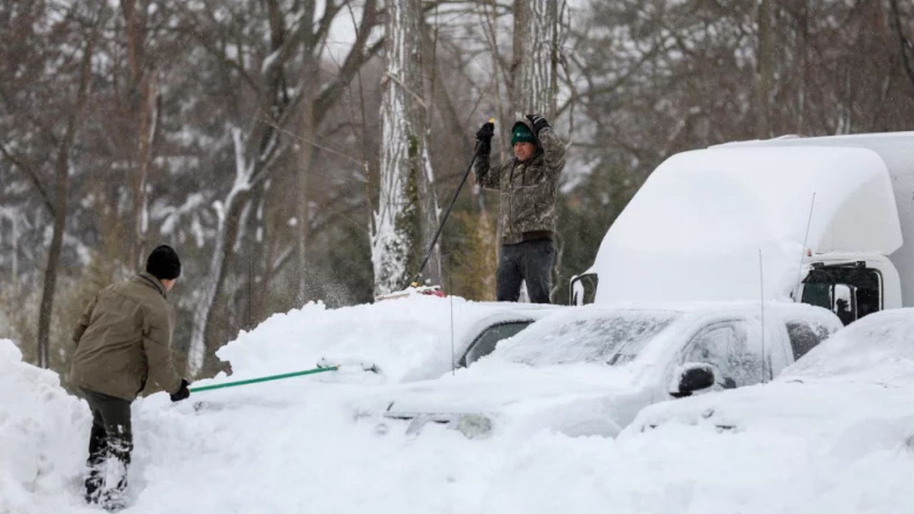 Heavy snow, strong winds hit US; travel bans imposed