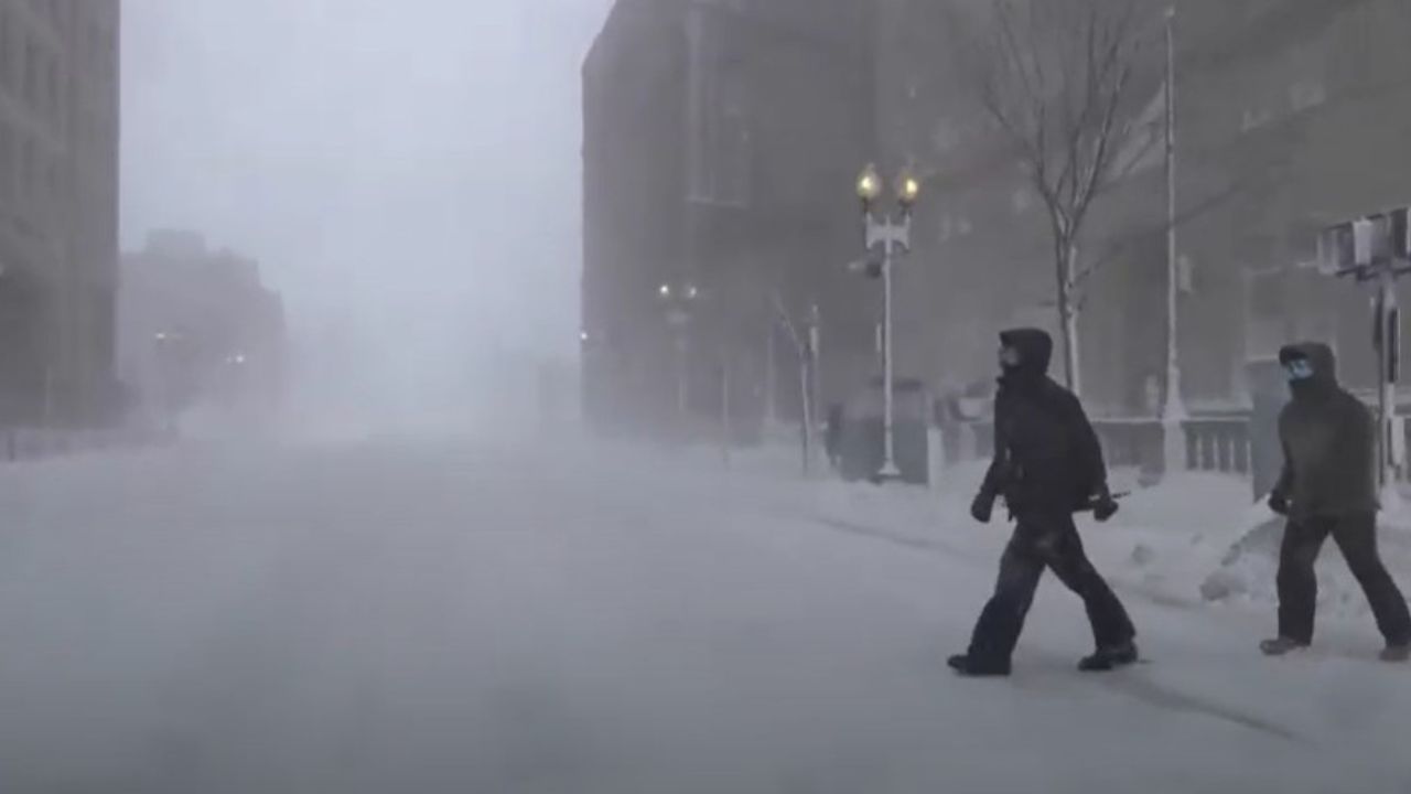 Heavy snow strong winds hit US