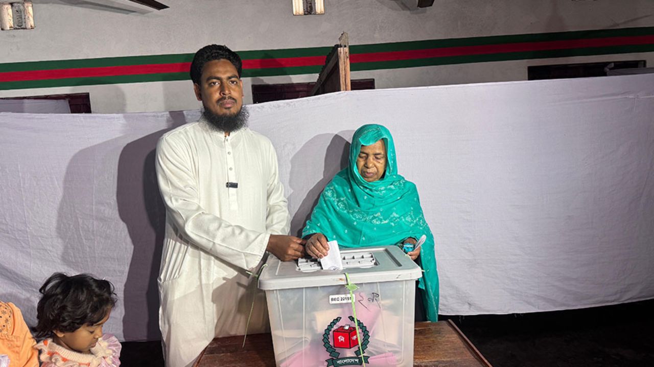 Akhter votes with mother, alleges administrative weakness