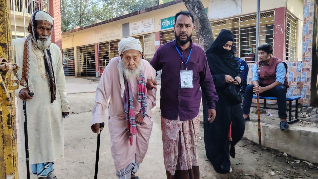 Centenarian cast vote in Palongkhali Union