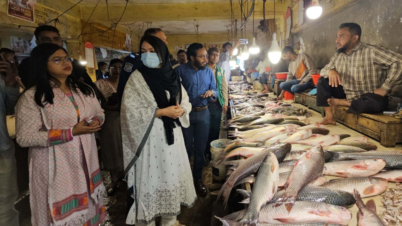 Commerce ministry taskforce monitors prices in Bandarban market