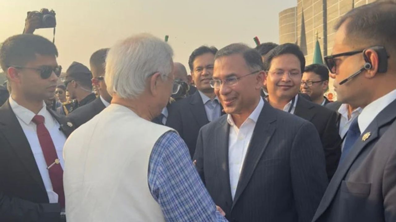 Yunus exchanges greetings with PM