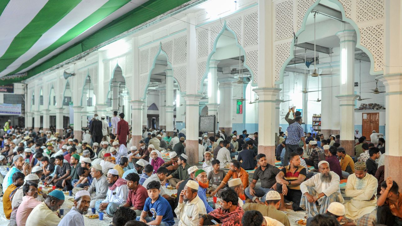 Anderkilla’s grand iftar: Feeding thousands, uniting all