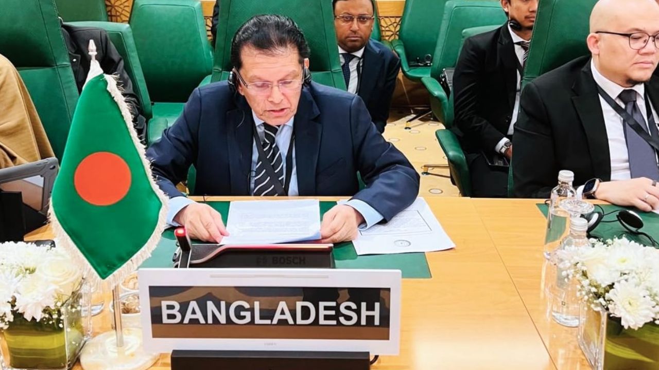 FM holds key OIC sidelines meetings