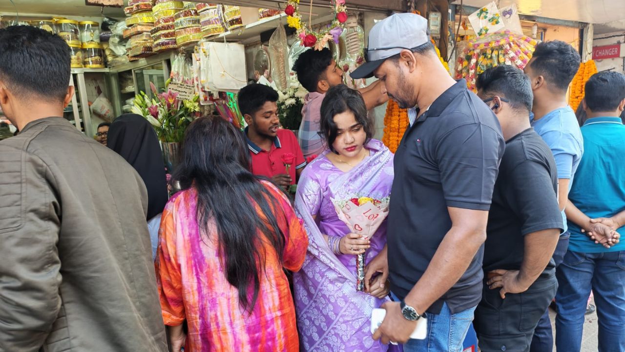 Young buyers crowd Barishal flower shops on spring, Valentine’s Day