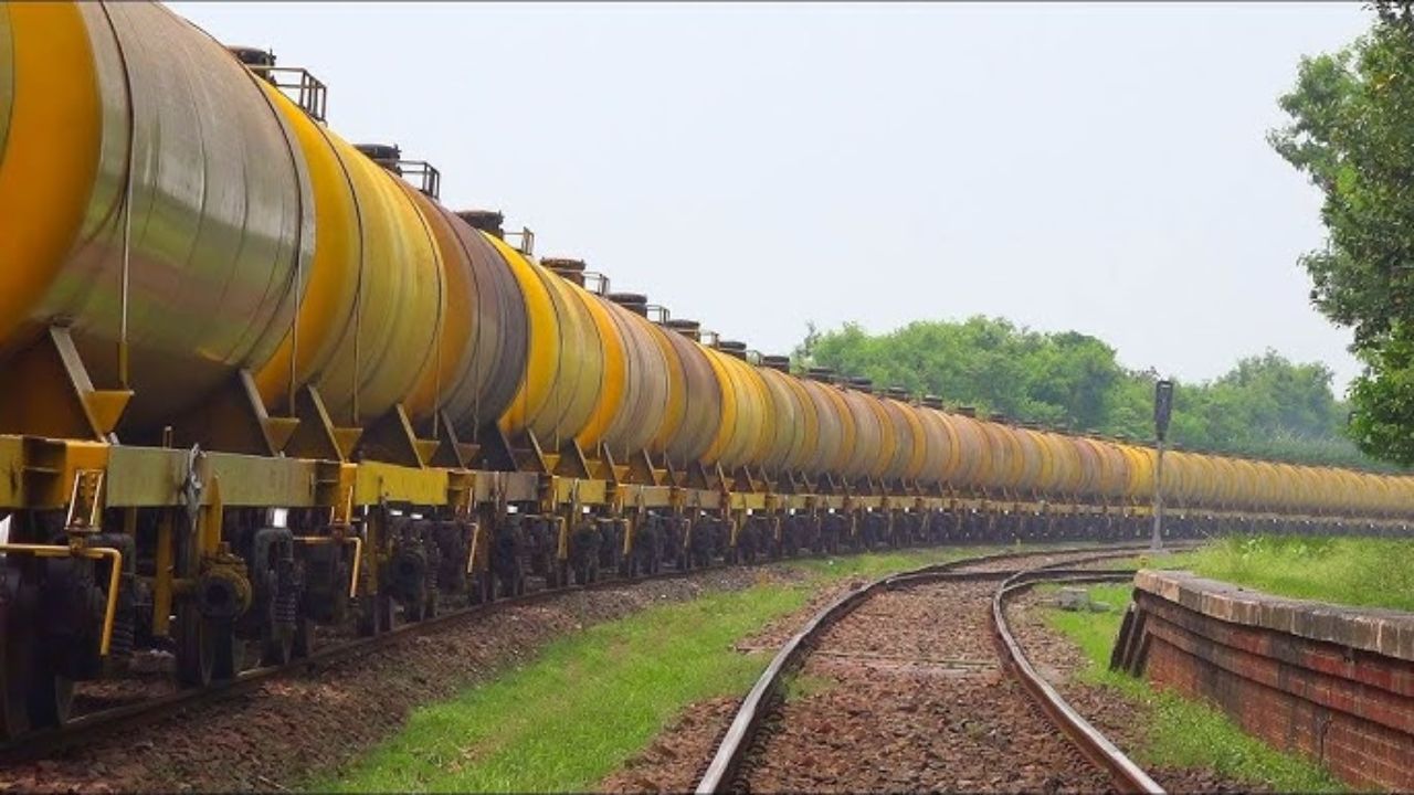 Oil train derails in Chapainawabganj