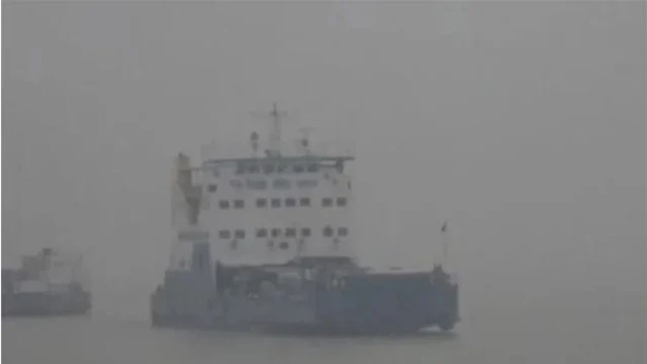 Thick fog halts Paturia-Daulatdia ferry services