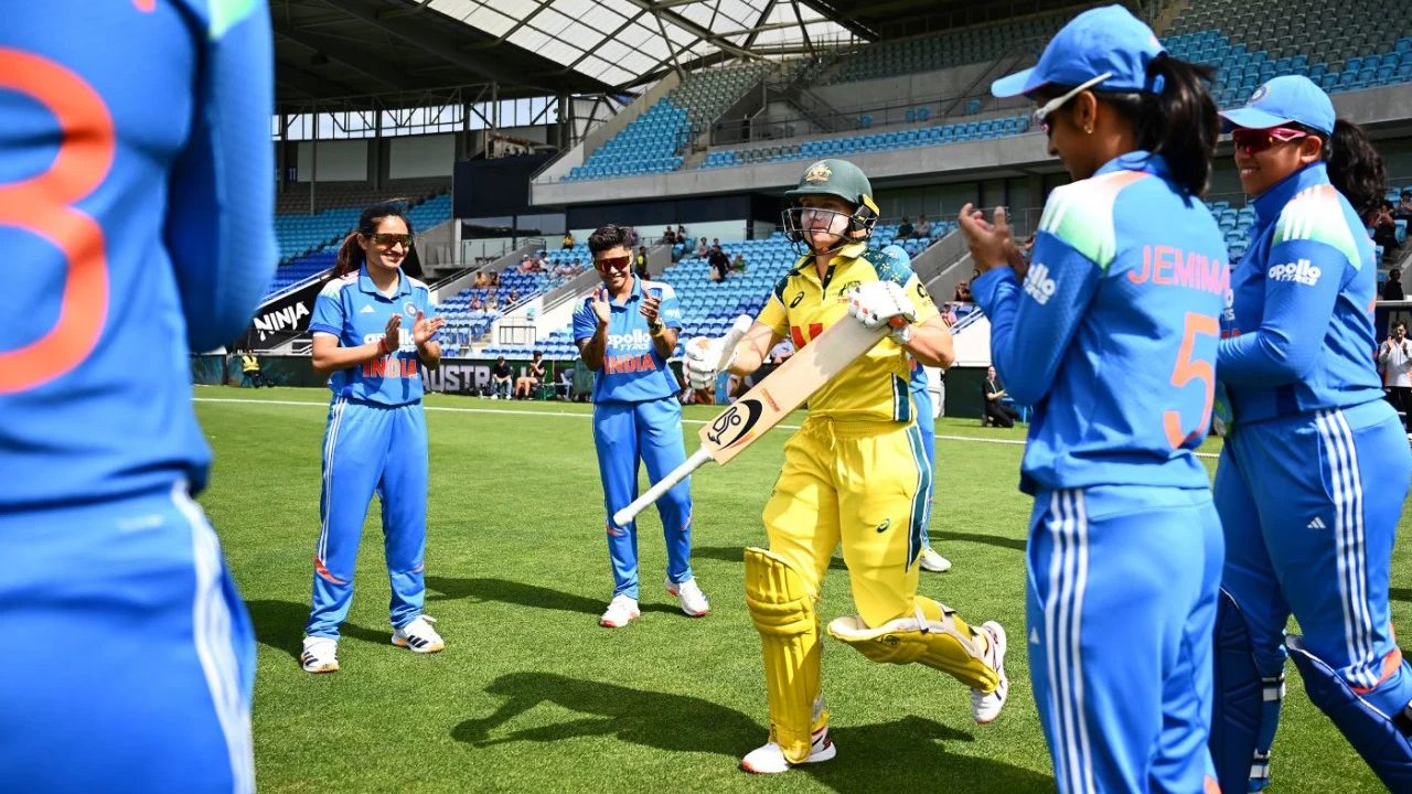 India honour Alyssa Healy before her final ODI