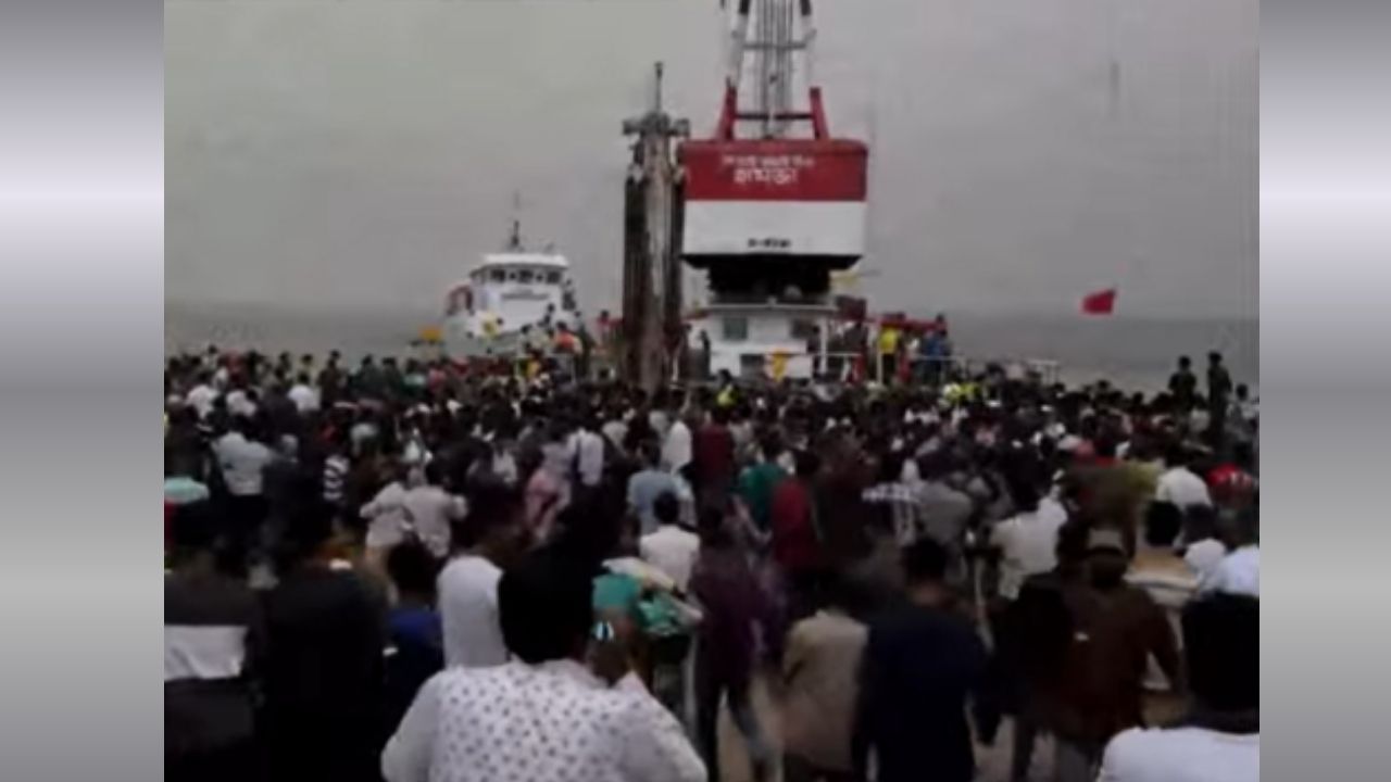 Bus plunges into Padma in Daulatdia
