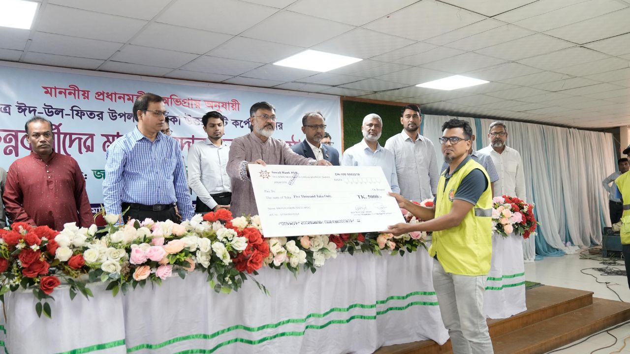 3,032 DNCC cleaners receive PM’s Eid bonus