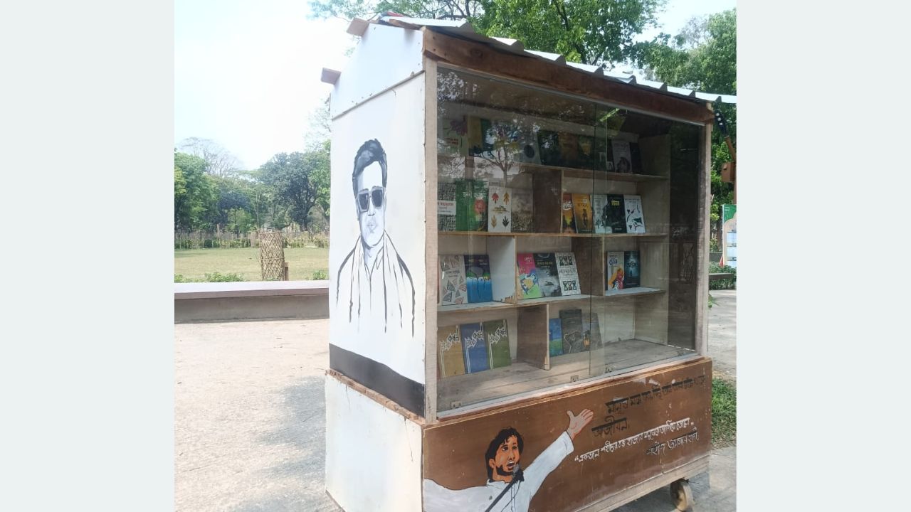 DU student launches mobile library at VC Chattar