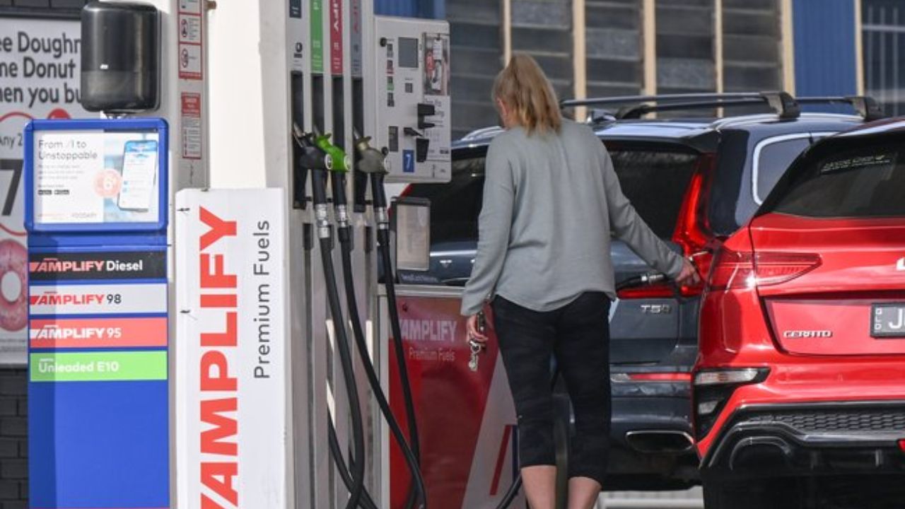 Over 100 Victorian petrol stations run dry amid panic-buying