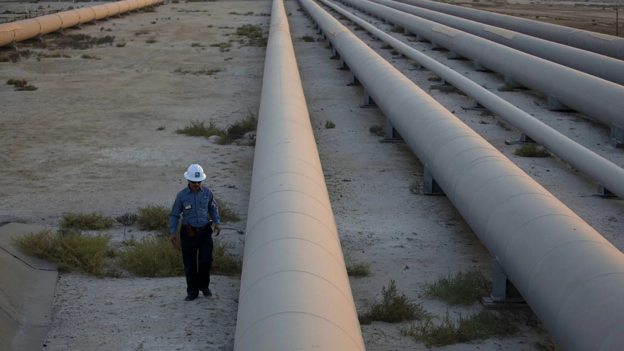 Gulf's pipelines and Hormuz blockade