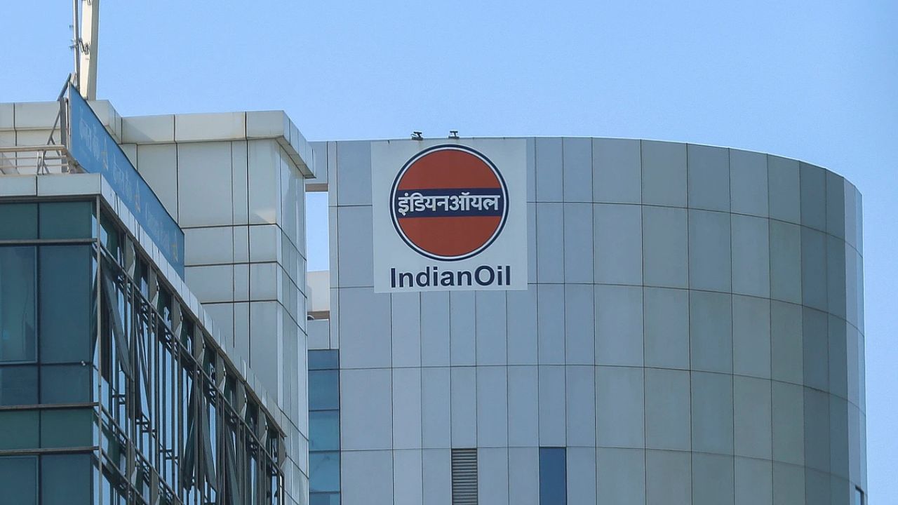US ends sanctions waivers for Russian, Iranian oil imports