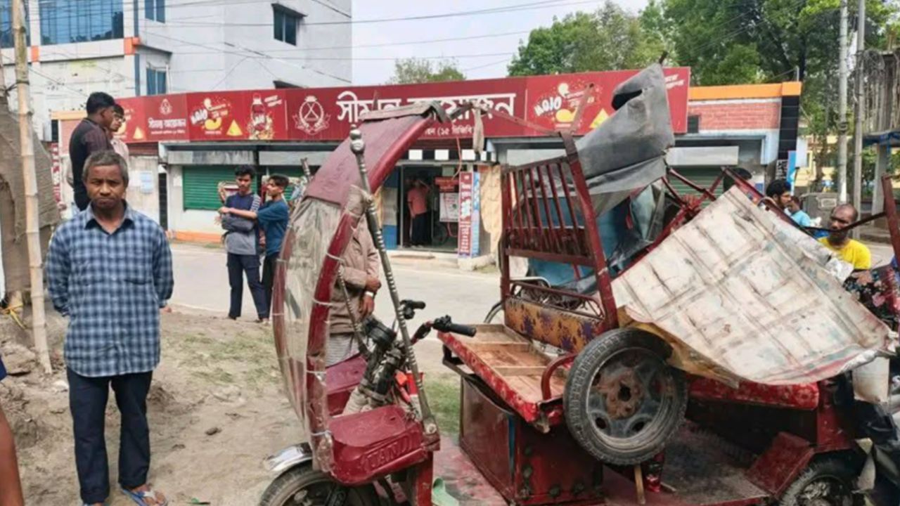 Lalmonirhat autorickshaw-bus collision