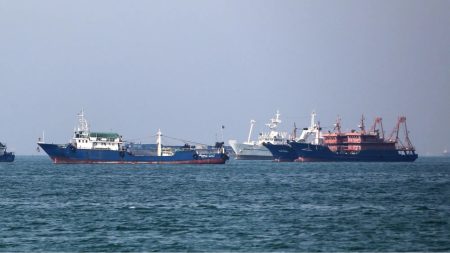 US‑Iran deal opens Strait of Hormuz, risks remain Hormuz mariners evacuating