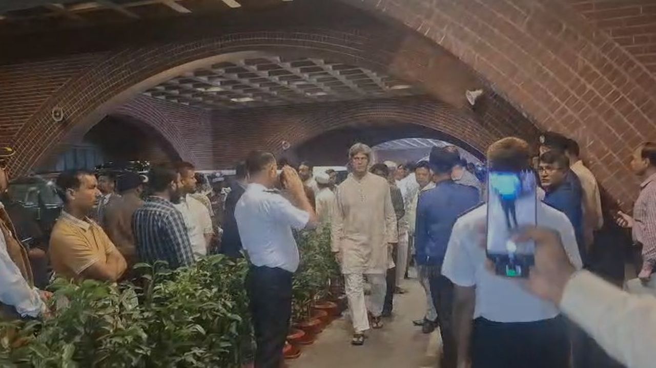 MPs enter Jatiya Sangsad Bhaban for first session of 13th parliament