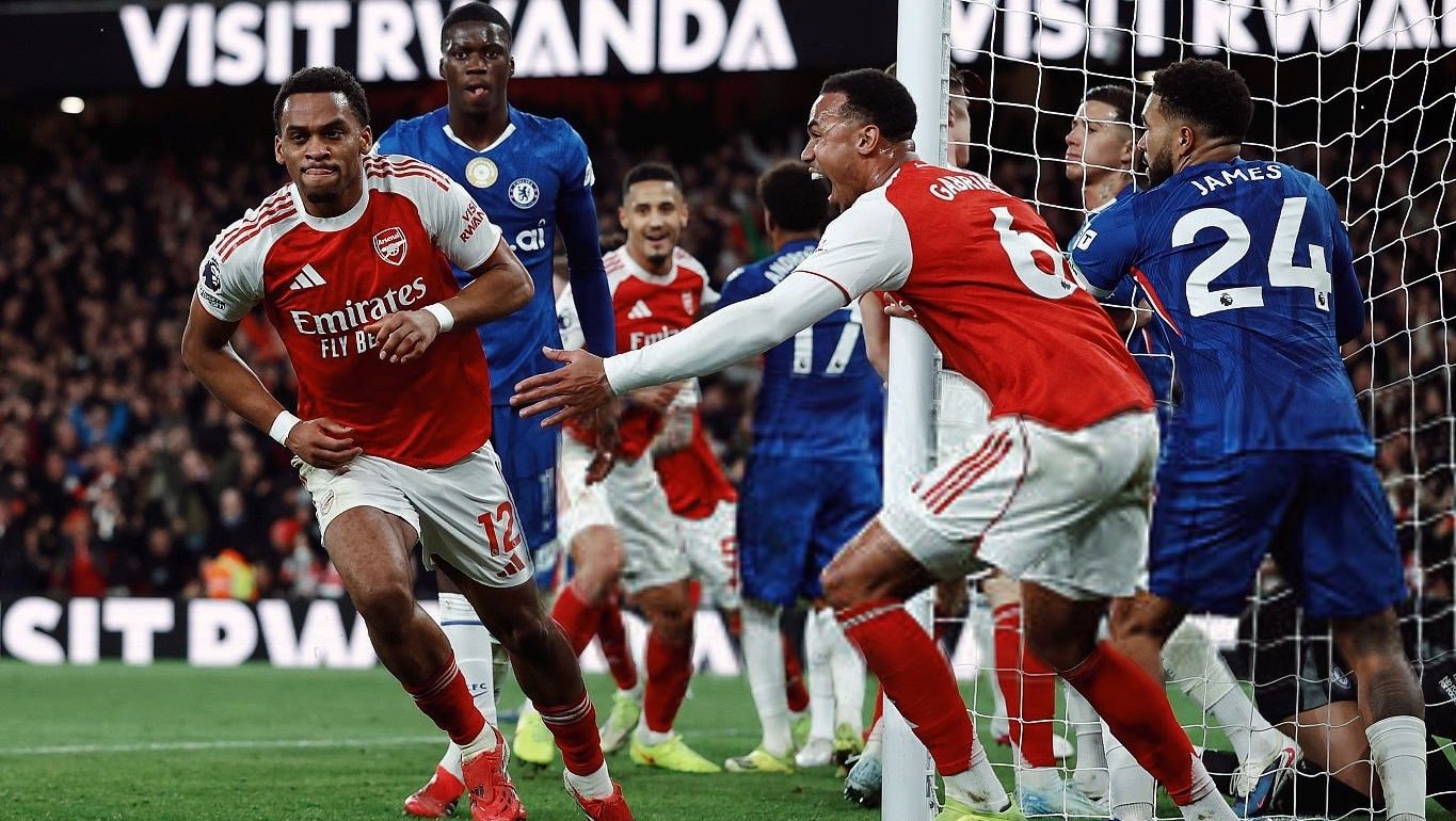 Arsenal beat Chelsea 2-1 as title charge rolls on