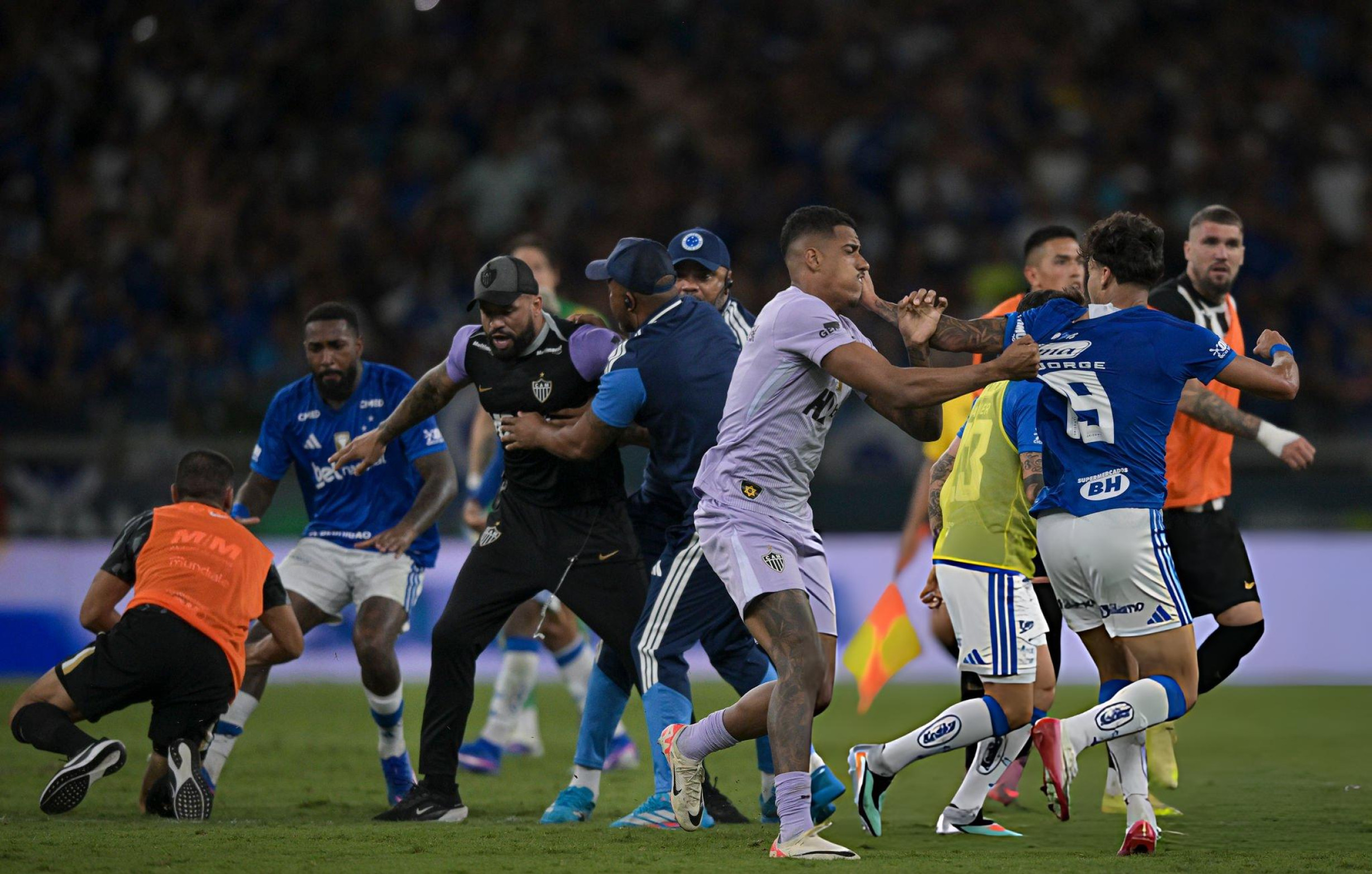 Mass brawl sees 23 players red-carded in Brazilian Football final