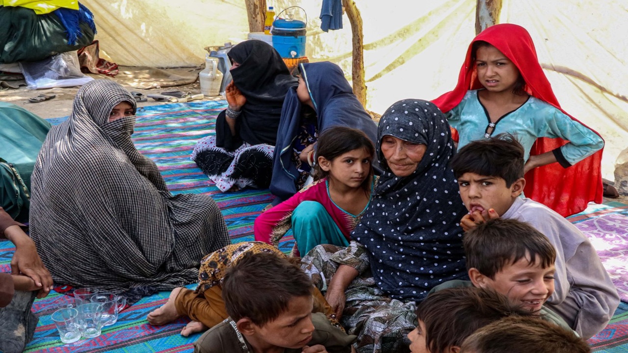 Pak-Afghan clash force to displace 100,000