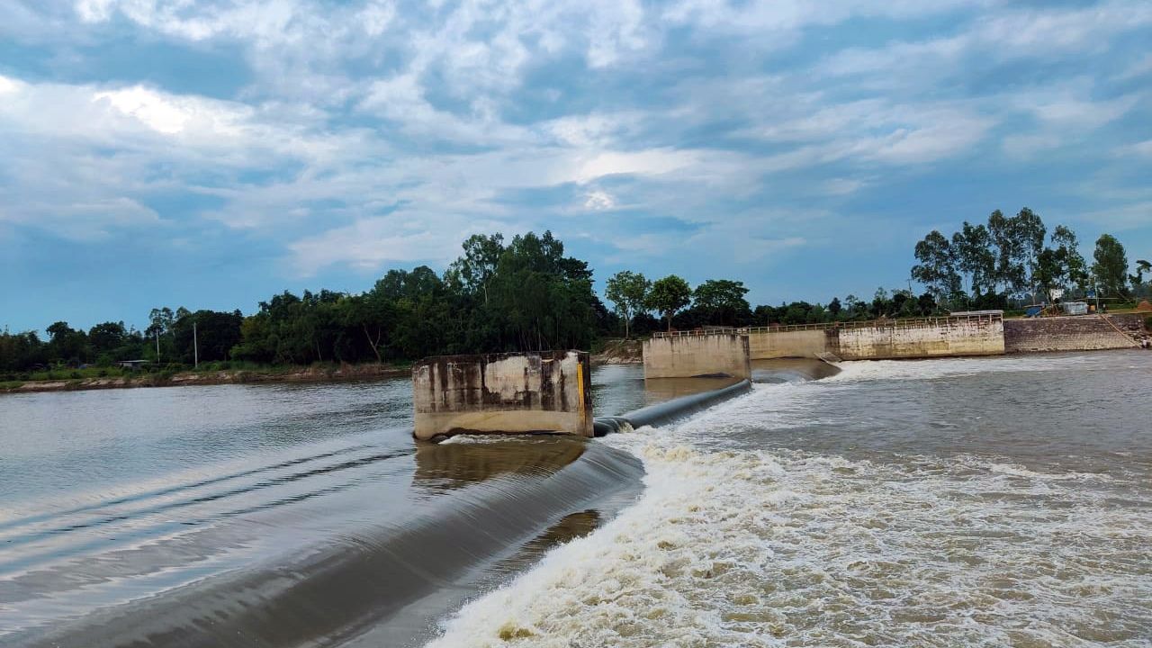 Dinajpur’s rubber dam leaks for three years