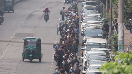 long tailback of vehicle for fuel representing Bangladesh Fuel shortfall