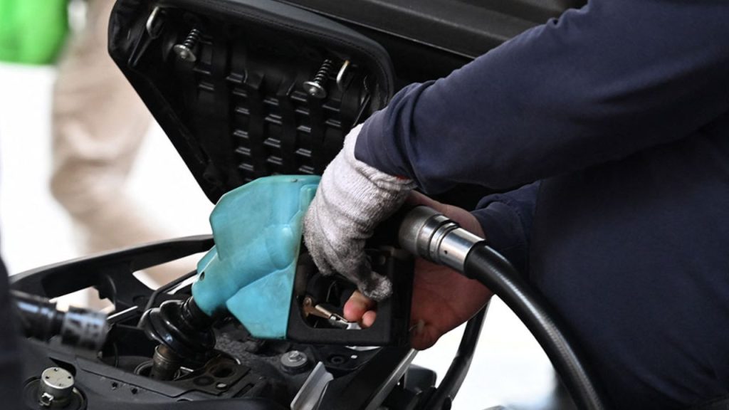 Oil drops as Trump pauses Iran strikes, stock traders nervous Oil drops as Trump pauses Iran strikes
